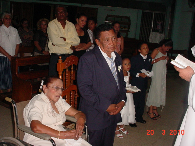 Luis Mena y Alba Hernandez ante el Altar